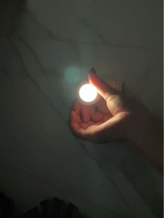 这种小夜灯特别实用 直接插到插座上就能用 根据光线变化自动开关的 不用管它 很实用