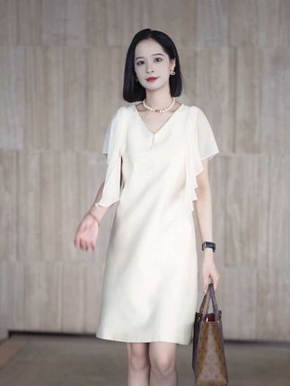 18岁的你很美,不是你美而是18岁很美,30岁的你很美,不是30岁美而是你美#高级感穿搭 #美出高级感 #精致优雅#夏季连衣裙