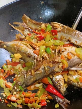 老家的干习子鱼,你流口水了没有?香辣入味又好吃#这也太好吃了#刁子鱼 #家乡的味道 #吃鱼