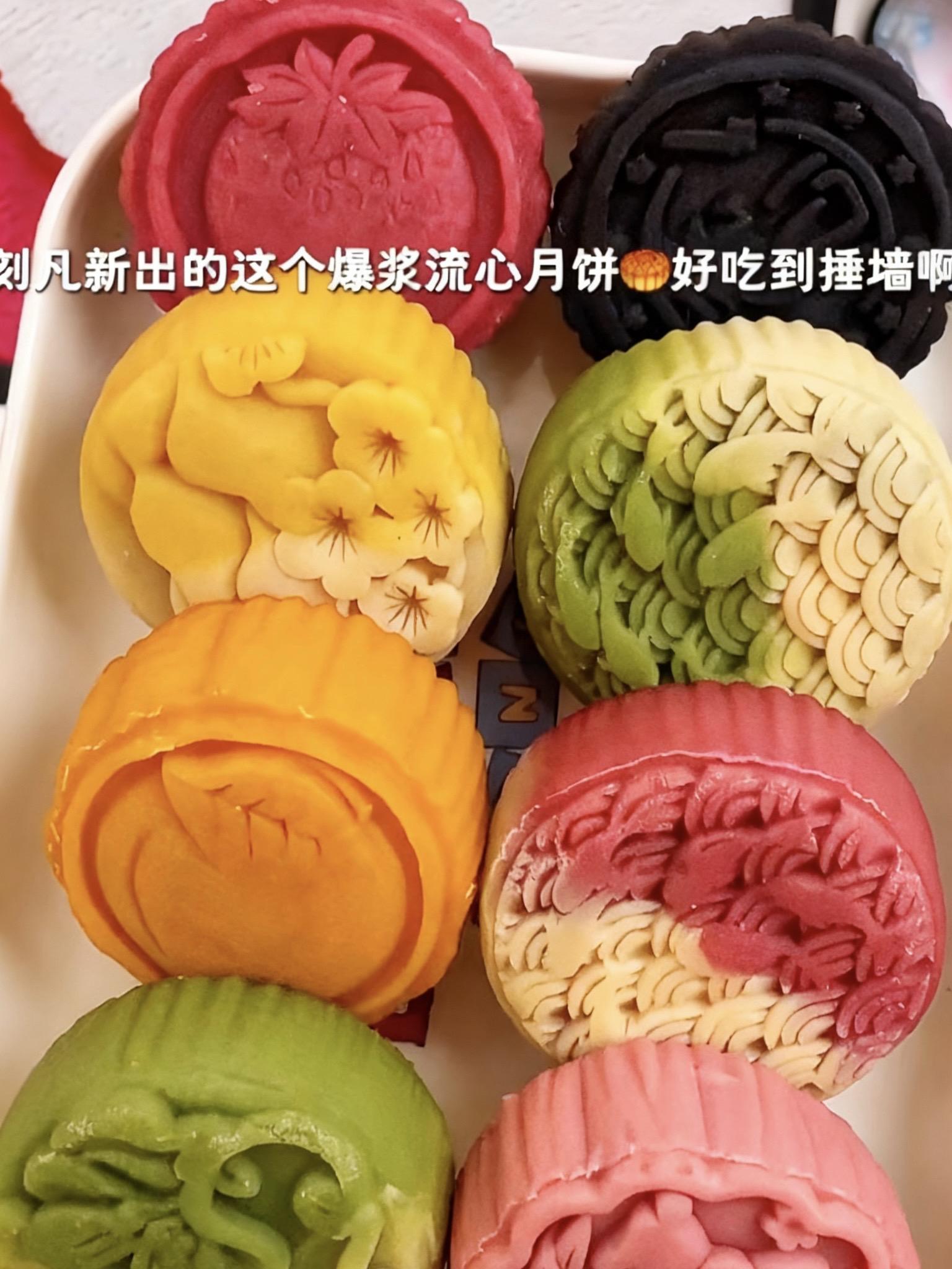 这流心爆浆月饼绝了!外皮颜值高,花纹精致。咬一口,流心直冒,香甜软糯,好吃到停不下来,买回去全家都爱吃!#中秋节 #月饼 #中秋节快乐 #今天吃什么 #每日分享