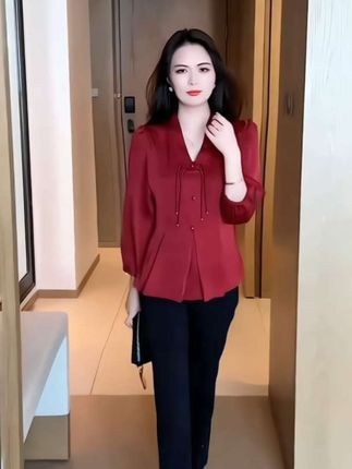 秋季新款丁达尔穿搭气质显瘦时尚洋气V领长袖上衣#减龄显瘦穿搭 #时尚气质穿搭 #早秋穿搭