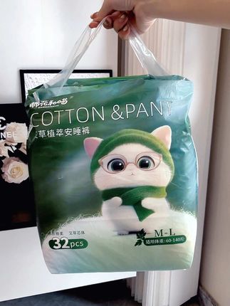 姐妹们,我真的挖到宝了! 这款艾草防侧漏安睡裤,淡淡艾草香,柔软如云朵,穿上就不想脱! 吸收力爆表,大流量也不怕,整夜透气舒适,让你安心睡到天亮!#种草 #安睡裤怎么睡都不怕 #姨妈期必备 #自用好物推荐