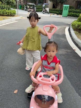 妹妹的小兔玩具没电了,我推着她跟她一起去买电池了!#一起长大一起玩耍 #萌娃搞笑日常
