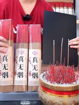平时压力大、心情烦躁的时候,可以点一支这个无烟檀香,味道清香淡雅,没有烟雾,非常适合在家里使用,每天在家点上一支,让家里的空气更加清新。