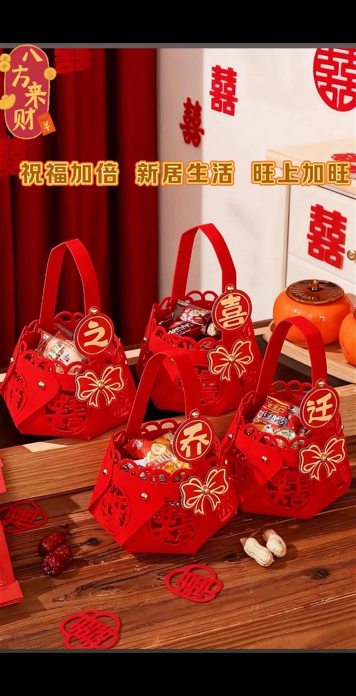 乔迁之喜礼篮,装下满室红火与祝福 乔迁新宅,是人生新篇的开启。这款“乔迁之喜”主题礼篮,以喜庆红为主色调,搭配传统中国结、红火果枝,每一处细节都透着吉祥寓意。 礼篮上“乔”“迁”“之”“喜”四字熠熠生辉,既是对乔迁之喜的美好诠释,也为新居增添一抹雅致年味。无论是用来收纳新居小物,还是作为乔迁伴手礼传递心意,都能让这份喜悦如礼篮般红火满盈,祝愿新居主人往后的生活,如这红篮般蒸蒸日上、事事顺遂,日子过得红火又兴旺~#备婚日记 #结婚必备