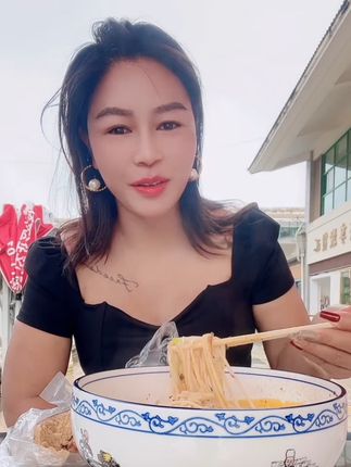 不用到云南,在家也能吃到地道的云南小锅米线、开水泡一泡就能吃。保湿的米线只含大米和水,搭配丰富的料包,一碗地道云南味的米线就完成了,真的又香又好吃!#好物推荐🔥 #好物分享#米线 #小锅米线 #云南特产