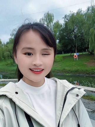 嘿嘿😁我又来了 再来一遍!越来越上头 没办法太好听了🤭#边疆的泉水清又纯 #经典老歌 #唱红色经典传承红色精神 #治愈系笑容 #好听的音乐总是触动人的心灵