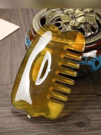我给大家分享的这个按摩梳,它是一个便携式的加厚全身通用的舒适型美容天然树脂头疗拨筋疏通经络梳子,平时工作累了或者闲暇之余都可以用它来放松一下,真的好舒服了。