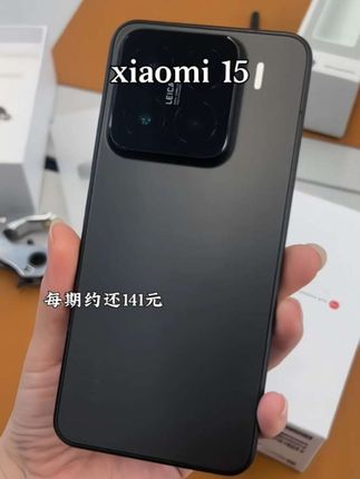 想换手机?闭眼入小米15准没错!它延续了简约大气的风格,金属中框搭配四曲包裹式设计,手感圆润,盈盈一握。6.36英寸OLED直屏,1.5K分辨率,画面显示细腻,色彩明艳。1-120Hz自适应刷新率,不管是日常刷网页,还是玩高帧率游戏,都顺滑跟手。 性能更是“小钢炮”,骁龙8至 尊版处理器搭配LPDDR5X内存和UFS 4.0存储,多任务处理轻松,大型游戏也不在话下,玩《原神》帧率稳得不像话。 拍照能力也很能打,前置3200万像素镜头,自 拍细节满满。后置5000万像素主摄、超广角和长焦镜头,拍风景、人像、特写都能hold住,随手一拍就是质感大片。再加上5400mAh大电池,配合90W有线快充和50W无线快充,电量稳稳在线,用起来超安心! #手机数码 #高颜值#强烈推荐 #小米手机 #小米15@上热门🔥🔥🔥