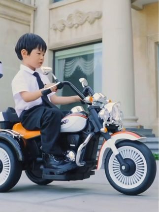 爱玩具车的宝宝们来,这复古炫酷警车儿童电动摩托车,音乐玩具车,可坐人充电功能三轮车#儿童玩具车 #电动玩具车可坐人 #骑上小摩托