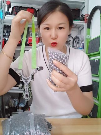 工作之余,约上三五好友,来一场户外弹弓竞技比赛,在欢声笑语中增进友谊,释放生活中的各种压力。把它当作日常休闲的伙伴,在放松身心的同时,还能锻炼你的专注力和反应能力。别再犹豫了,赶快入手这款合金飞鹰弹弓,开启你的解压竞技之旅,享受属于成年人的独特乐趣!#弹弓 #户外竞技 #解压神器 #成年人玩具 #精准射击