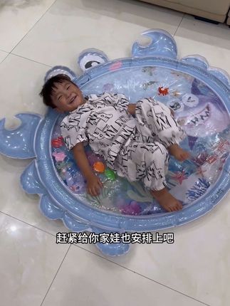 这个超大的爬爬水垫太适合夏天了!宝宝很喜欢玩,还能提升宝宝专注力锻炼平衡能力,真的太赞了#母婴好物 #夏天的味道#宝妈带娃解放双手 #育儿经验分享 #宝宝玩水