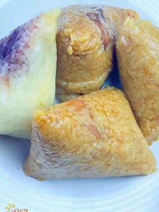 经常出差的朋友,旅途饮食难保障。五芳斋短保鲜粽超方便!30 天保鲜,行李箱一放就走。五花肉双蛋黄粽,旅途来一个,驱散疲惫;蜜枣豆沙粽,清甜滋味缓解旅途无聊,轻松解决早餐难题,快带上它出发!#太好吃了 #粽子#双蛋黄五花肉粽子 #手工美食 #好物分享