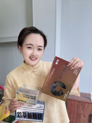 如果你跟我一样啊,总是管不住自己的嘴巴,总是饿,总是觉得嘴好想吃东西,那你就试试这个饱腹感特别强的蛋白奶,它里面呢是双重的蛋白,而且还添加了酪蛋白、乳清蛋白,还有胶原蛋白肽,喝起来呢就是香浓的牛奶,真的特别好坚持,关键还很顶饱。#蛋白奶 #黑咖啡