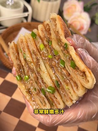 这个安格斯牛肉馅饼我是真喜欢,打开里面满满的馅料,表皮酥脆,鲜嫩多汁,空气炸锅几分种就行,太好吃了!#思念 #安格斯牛肉 #表皮酥脆 #鲜嫩多汁 #太好吃了