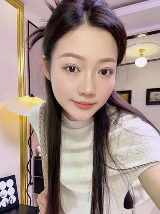 有人托举,你才能百无禁忌 人人都想要真诚和偏爱 可这世间到处都是虚伪和新鲜感 曾经,我们总期待有人能拖住自己 父母的一句“放心” 爱人的一句“我在” 朋友的一句“帮你” 我们把这叫做安全感,也叫退路 直到某天,你突然发现托举的手会松 承诺的话会变,依靠的人会走 你站在风雨里终于明白 无人可靠时,自己才是那座山。 《气囊》里有一段话说: 常常熬不住的时候也想找个靠山 可是你怎么找都会发现 有的山长满荆棘,有的山全是野兽 所以你应该是自己的那座山