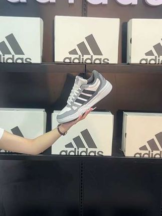 阿迪达斯新款运动休闲鞋!门店爆款热卖中~#阿迪达斯#adidas#运动板鞋#板鞋