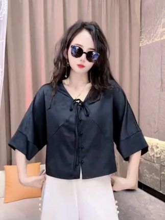 拥有什么,就享受什么~困在雨天的人,也会遇到喜欢的伞#时尚穿搭 #洋气减龄 #穿搭是为了取悦自己 #复古穿搭 #穿出自己的风格