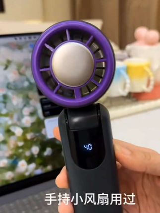 塔菲克来啦!🎉夏日炎炎,怎么能少了清凉神器?看,他手中的USB小风扇,轻轻一吹,凉风习习。🌬无论是在办公桌上还是在户外,都是你的贴心小伴侣。💕小巧便携携即插即用,轻松驱散酷暑。快来和塔菲克一起,享受这份清爽吧!🍃,#塔菲克 #USB小风扇 #夏日清凉 #便携神器 #即插即用