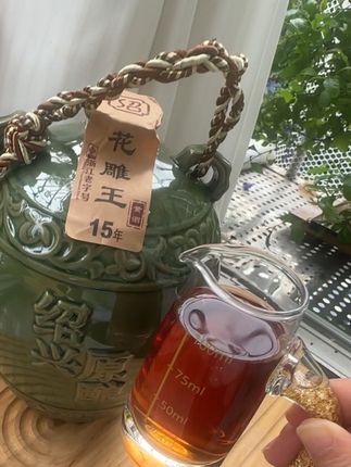 取鉴湖活水,选江南糯米,循古法冬酿后封坛陈化。酒液琥珀透亮,开坛满是醇香,入口绵柔甘润。温热后独饮、佐蟹都合适,3斤装也够家人朋友小聚分享,藏着江南风味。#绍兴黄酒#花雕酒#纯酿酿造#妈呀太香了 #好东西一起分享