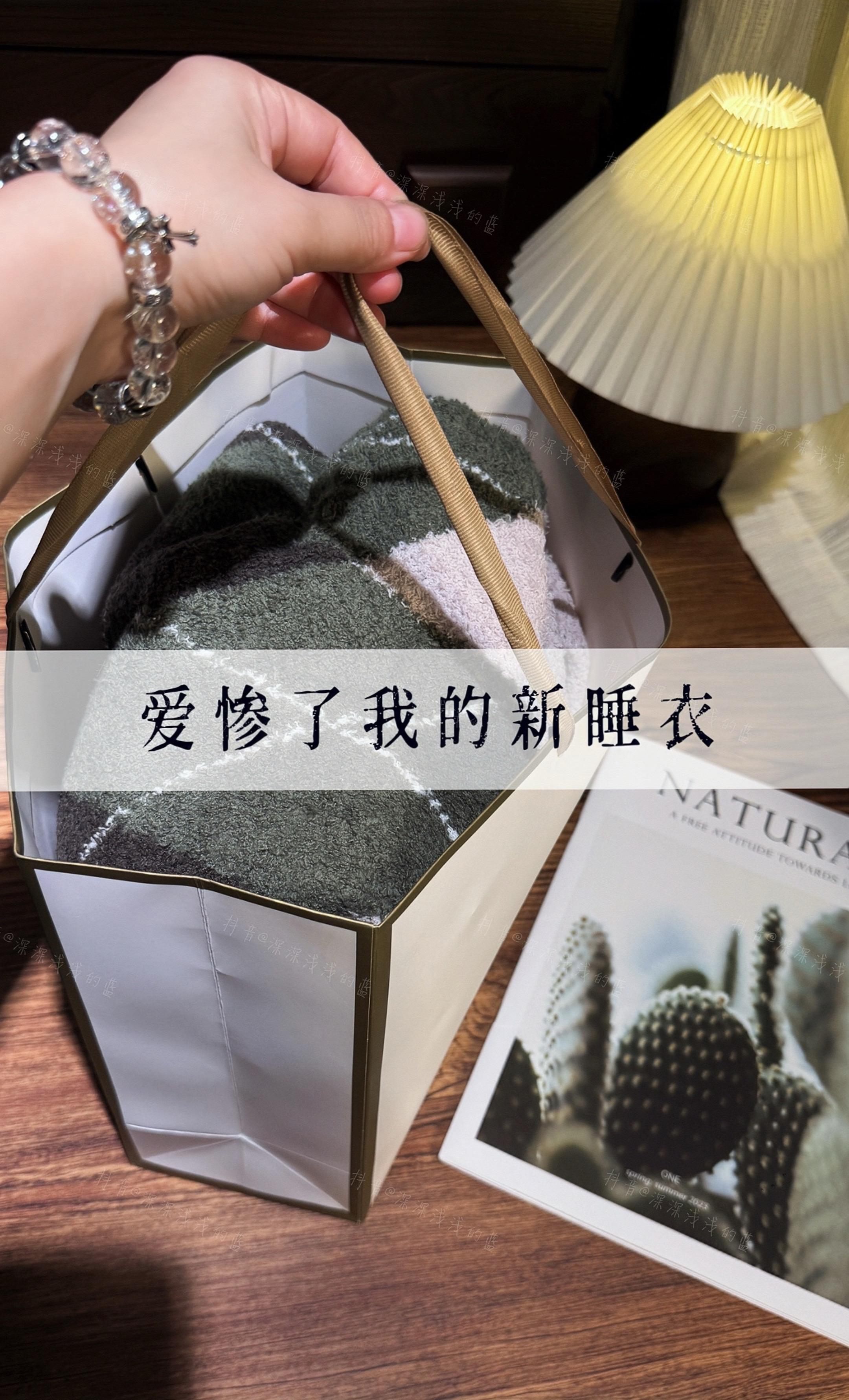 秋冬的温暖小秘密,轻盈保暖半边绒家居服!#睡衣家居服 #可外穿家居服 #美出高级感 #强烈推荐 #秋冬新款 @抖加🔥上热门🔥dou+🔥热点宝 🍂轻盈不厚重, 是冬日家居服的正确打开方式! 松软又温暖,让人一穿上就舍不得脱下。 它不会给你带来任何负担, 却能在寒冷的季节里, 给你恰到好处的舒适与温暖。🧣 柔软细腻的触感贴身穿也太舒服了! 圆领套头设计,简洁大方,无论是在家里度过温馨的周末,还是外出,它都能陪伴你度过每一个温馨时刻!