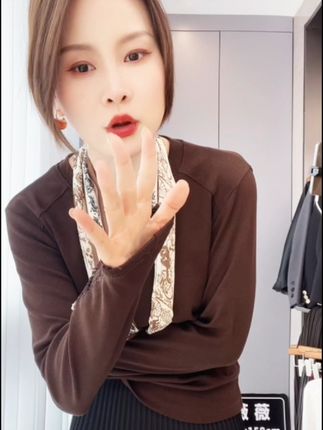 姐妹们,这件上衣真的太绝了,它是这种蕾丝拼接的设计,穿上特别显气质!而且它的包容性很强,不管你是胖还是瘦都能穿,上身效果超赞!喜欢这种独特风格的女生一定不要错过,它还能很好的修饰身材比例,视觉上拉长身形,让你看起来更高挑,简直是秋日必备单品。#夏季穿搭#自留款#内搭外穿都好看 #爆款热卖中 #好物推荐🔥 #