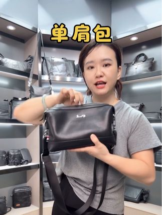 这是一包三用的多功能包,能单肩能斜挎,肩带拆下来就是手拿包 #创作灵感 #单肩包 #斜挎包 #手拿包#美包分享 @DOU+小助手
