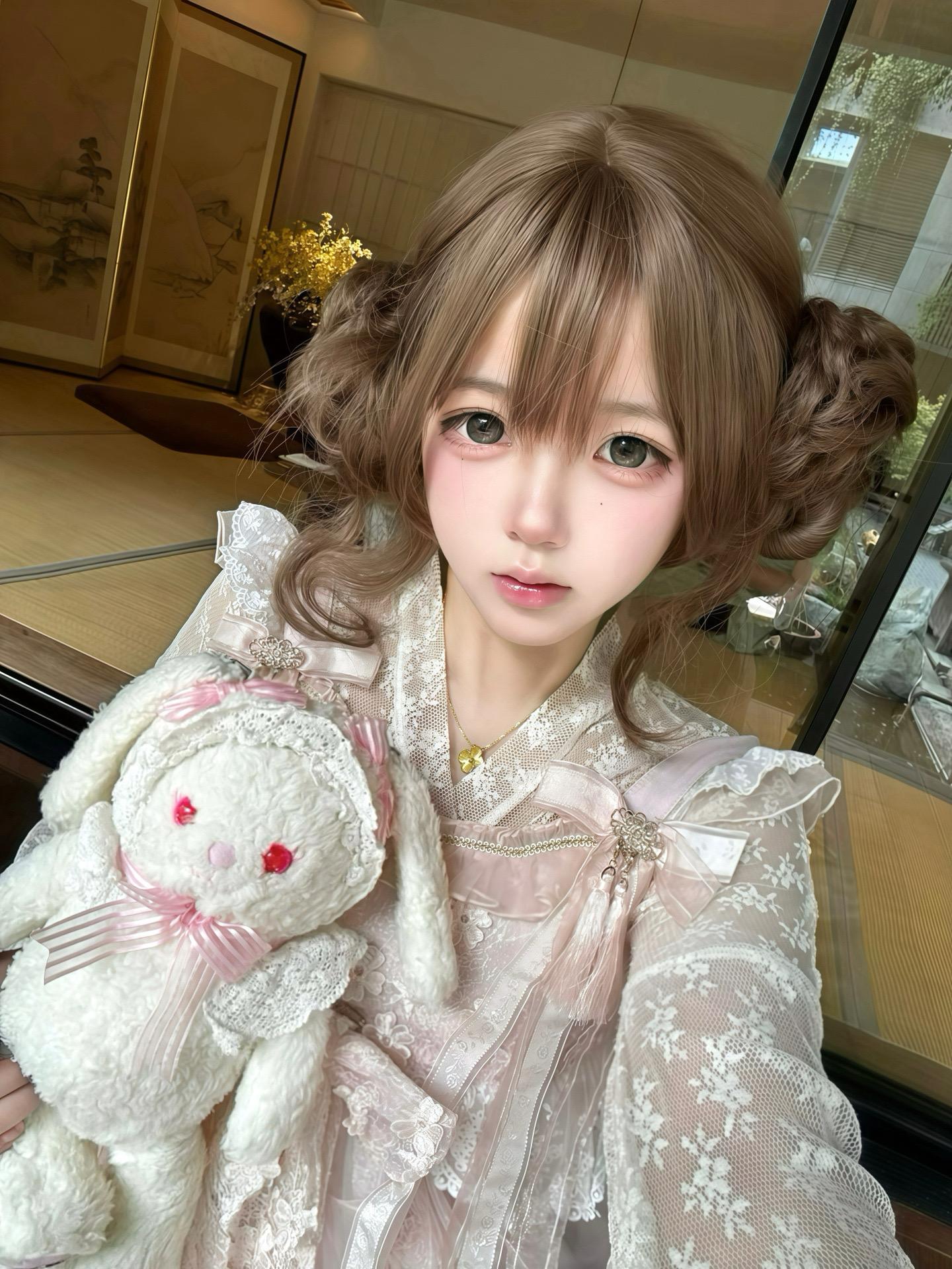 该怎么开口呢 是说天气 还是说好想你#萌妹子#艾丽卷卷假发
