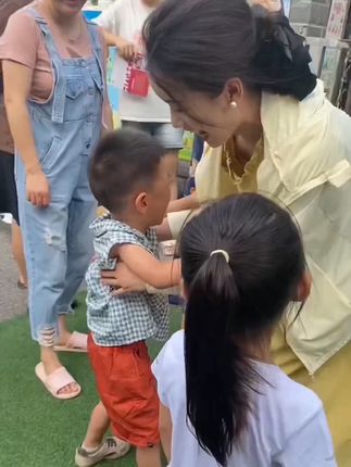 虎宝宝们9月份就要入园了,避免分离焦虑对孩子带来的伤害,抓紧时间下单这本入园绘本和孩子在家提前适应幼儿园生活,在幼儿园遇到问题能够轻松化解,给孩子增加上学的乐趣和信心,自然不排斥上学了🎒#儿童读物 #儿童成长教育 #9月份入园的小朋友 #虎宝宝 #幼儿园