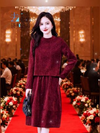 2025春秋两件套连衣裙必须冲! 宝子们,这套新款套装也太懂时髦精了吧!时尚洋气感直接拉满,减龄效果绝绝子,一整套不用费心搭,懒人福音~ 春秋穿厚度刚好,版型藏肉显瘦,小个子也能驾驭,通勤约会换双鞋就搞定,谁穿谁显嫩~ #两件套穿搭 #春秋新款 #减龄套装穿搭 #套装裙