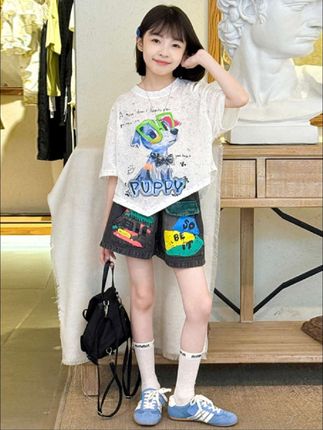 #女童套装 #潮童穿搭 #怎么穿都好看 #女童短袖t恤 萌娃潮搭来袭~小狗印花T恤配涂鸦牛仔短裤,色彩童趣又吸睛,舒适又时髦,夏日遛娃穿搭轻松拿捏🥳