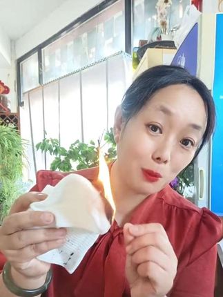 新疆棉袜,烧出来有一股棉香味,棉袜烧过后会变成灰,上脚的版型也很好,弹力也够用,保暖舒适又百搭。趁现在划算,赶紧多囤几双,够穿一个冬天了。#原创视频 #冬天#舒服