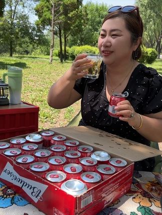 中秋好礼百威小红罐啤酒,这个价格也没什么可犹豫的,赶紧又囤了几箱,红罐过节更喜庆!#好喝不贵#百威#谁懂啊真的很好喝#啤酒