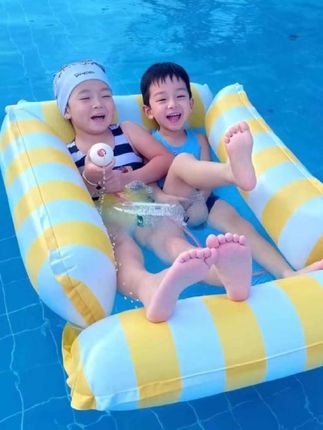 这个#水上浮排, 可坐可躺可靠,不会游泳的也能玩,大人小孩都可以用好看又实用#充气浮排床#夏日游泳#这个夏天肆无忌惮地玩水吧 #好物推荐🔥@DOU+小助手