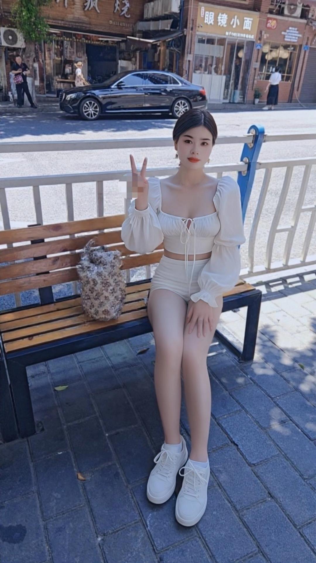 #在夏日的街头,邂逅一份惬意。微风轻拂,白裙简约又灵动,在充满烟火气的街巷里,把日常过成诗,每一刻都是独属于自己的浪漫篇章。