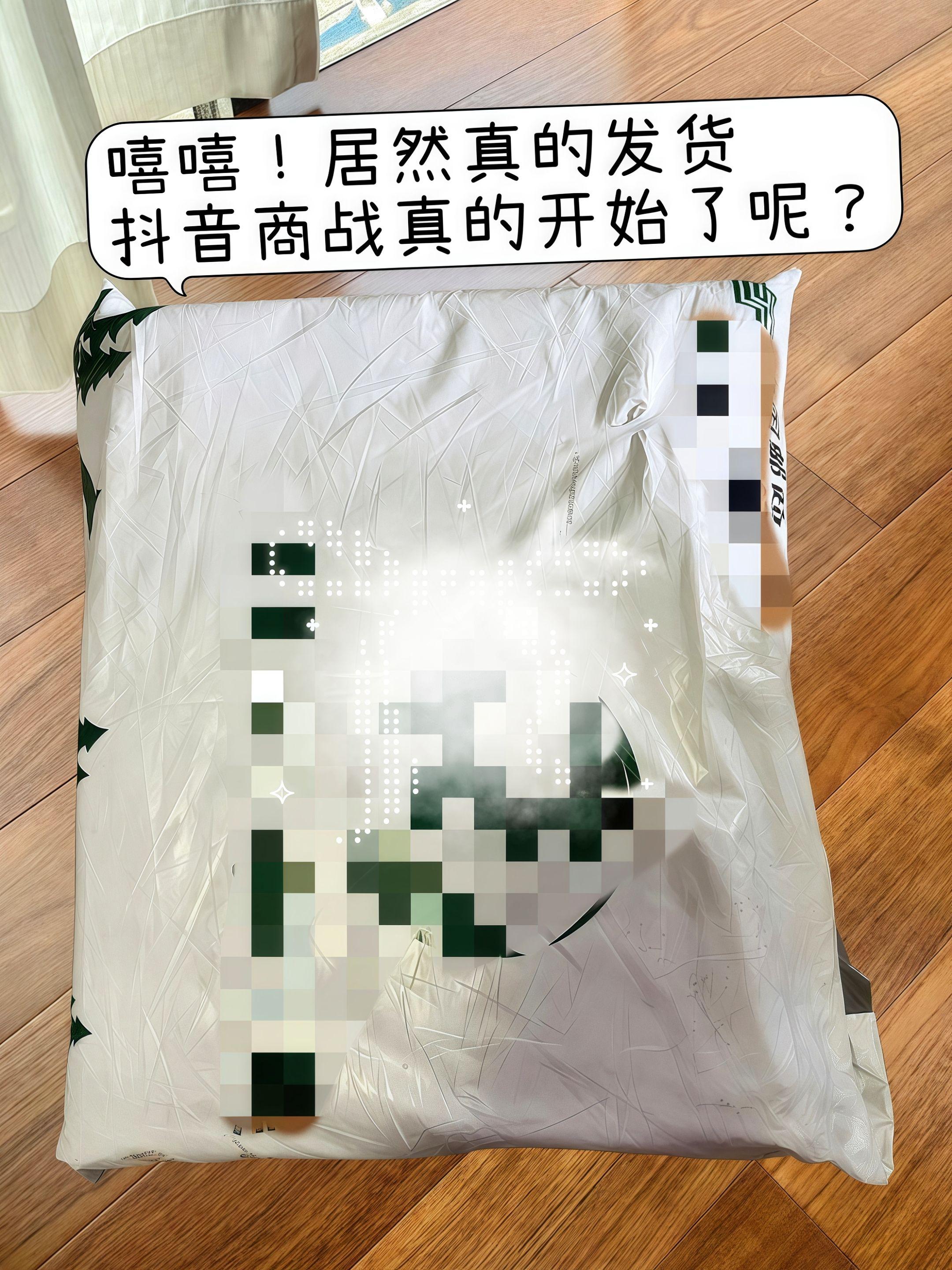 维达手帕纸。救命!维达和线条小狗的联名手帕纸太可爱了!图案萌化人,还是四层加厚的维达品质,湿水不破超实用。出门带两包又萌又方便,赶紧换掉旧款,这波联名闭眼入不亏!#好物推荐#易耗品#手帕纸#维达#家用必备
