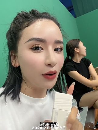 油皮用三代黑瓶子 干皮用四代白瓶子、这是能让我们妆容持妆一整天的秘密….#不脱妆粉底液 #不脱妆粉底液第一名 #防水防汗不脱妆 #防水防油