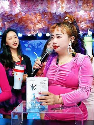 这个面膜是我一年四季都会回购的,现在下单还有活动价,只要二十九块九就可以带走三十片,相当于说是一片还不到一块钱的补水面膜。我们女生都是水做的,所以每天都要喝足够的水,还要敷够的面膜来补充水分。这款面膜真的是良心推荐给大家,如果你正好缺一款平价的补水面膜的话,那赶紧去试试吧。#补水面膜 #面膜 #保养 #快来围观