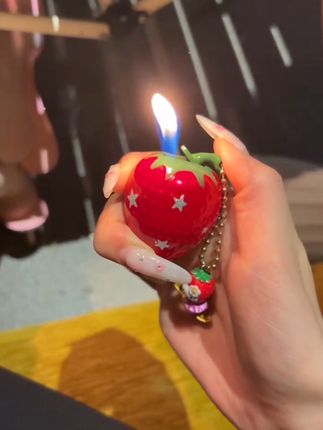 这个草莓挂件爱了爱了#创意打火机 #情侣礼物推荐 #与众不同 #安排 #草莓