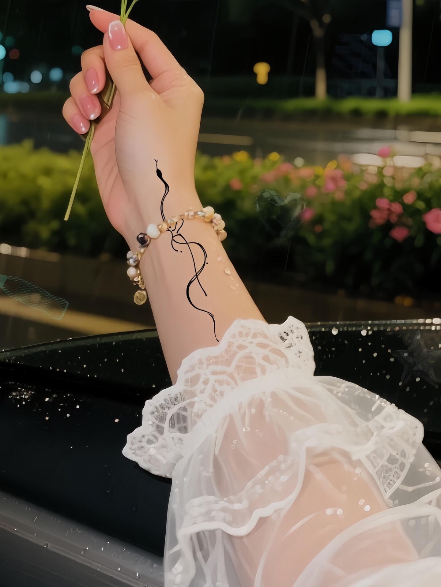 暗黑小蛇 蝴蝶🦋结。#纹身贴贴纸 #自由纹身#纹身图案#心动的感觉
