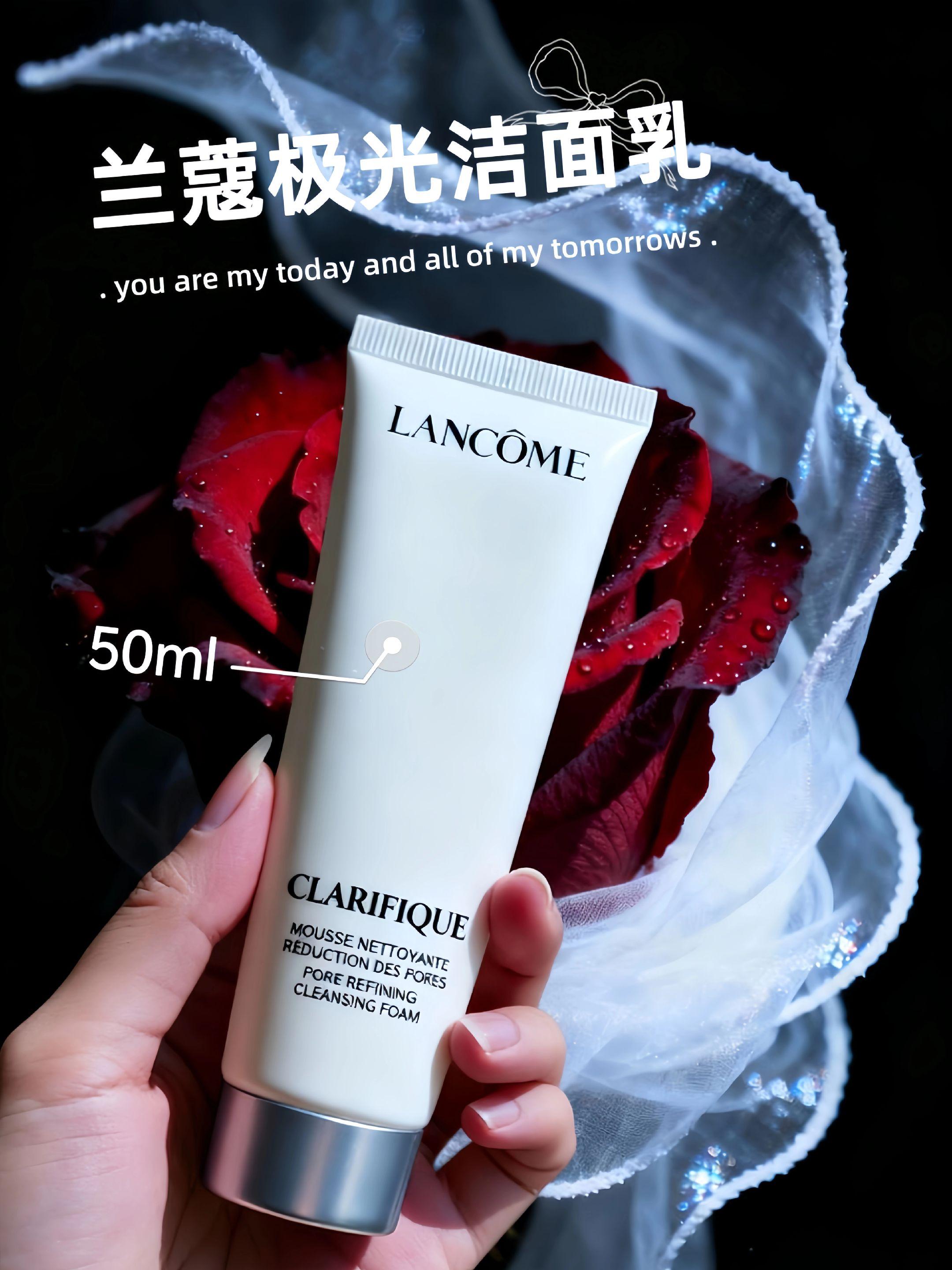 还有谁没听过兰蔻极光洁面乳的好?我真的会为你错过它而可惜!它采用温和的氨基酸配方,既能深入清洁肌肤污垢,又能在清洁的同时呵护肌肤,油皮、混油皮用了都忍不住称它为“本命洗面奶”!轻轻一搓就生出绵密如云朵的泡沫,上脸触感软乎乎的,温柔得像云朵拂过。洗完之后完全不会有假滑感,也不会觉得紧绷拔干,肌肤水油平衡被稳稳拿捏,连毛孔都像在自由呼吸。坚持用下来,暗沉悄悄褪去,闭口、黑头也渐渐不见,肌肤变得细腻又透亮,素颜状态都自带光泽感!#兰蔻极光洁面乳 #洗面奶推荐#大牌好物#皮肤清洁 #好东西一起分享