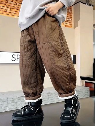 男宝冬日穿搭看这里~这条加绒裤子太赞啦👍 棕色调很有质感,竖纹设计简约又大方,关键是加绒ju暖和,娃穿着跑跑跳跳都不怕冷,搭配靴子,帅帅的出街啦~#高品质童装 #加绒棉裤