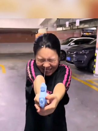开枪的那一刻!你就知道我为什么要买这把水枪~#玩个很新的东西 #反向喷水 #水枪玩具 #新奇特玩具