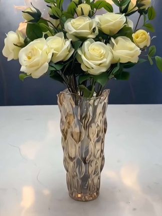 我真的没想到这个价格买到的花瓶质感竟然这么好,我实在是太满意了。他整个瓶身都是这种晶莹剔透的水波纹,放在灯光下他就很像一颗颗璀璨的水晶钻石,真的很美。#花瓶 #花瓶摆件 #花瓶网红款 #高级花瓶 #花瓶摆件客厅插花