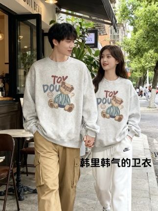 谁懂啊!等了3天的加绒卫衣拆开直接尖叫!  拆开快递先摸面料——软到像裹着云朵!白灰配色比图片还显干净,圆领衬得脖子又细又长,减龄感直接拉满,30+穿也像刚毕业的学生妹。#穿搭韩系 #卫衣穿搭 #情侣卫衣 #平价穿搭 #加绒卫衣 @DOU+上热门 @DOU+小助手