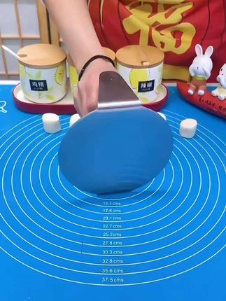 包饺子擀皮的,一定要试试这个不锈钢压皮器,它可以把面团压成薄厚均匀的面皮,轻松省力不累手,方便快捷效率# 不锈钢压皮器@靓妹爱宠物 @DOU+小助手