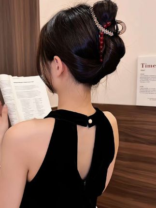 简约时尚的红色抓夹,大方减龄好看又百搭#头饰发饰 #优雅气质 #抓夹 #仙女必备 #美出新高度