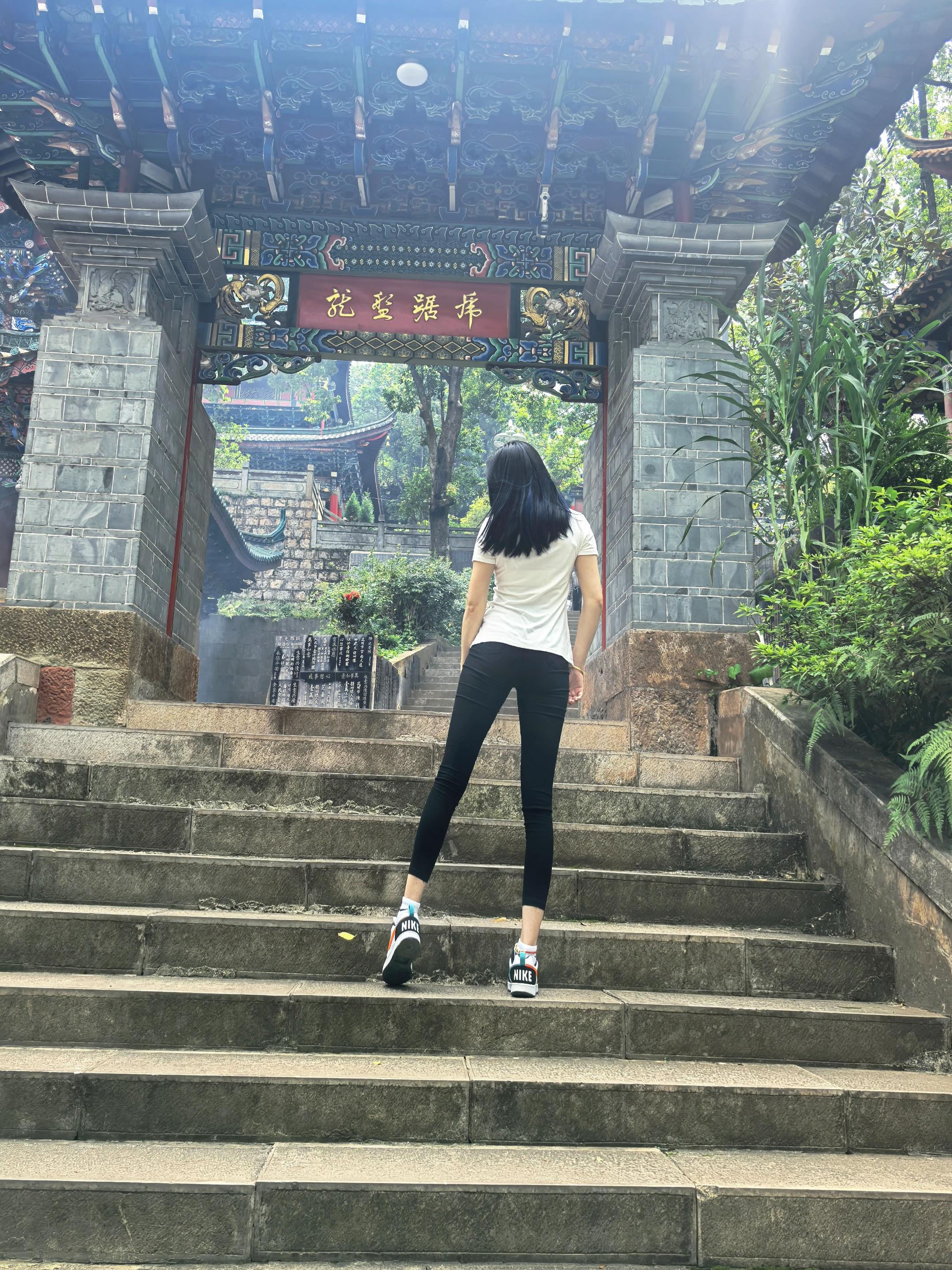 盘龙寺。有执念的时候就去寺庙走走,听听梵音绕梁,闻闻香火袅袅。佛前一炷香,不是求如愿,是求心能安 原来意难平终会和解,所有亏欠都有因果#如愿