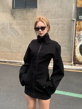 姐妹们答应我都去穿这条连衣裙!我嘞个到,这也太辣了!上身就是一整个腰细腿长,身材比例超好,拉链丝滑,穿脱方便,单穿都很辣妹!天冷了搭配皮草外套,简直又美又飒!还可以搭配牛仔外套、棒球服、小香风包包,怎么搭都好好看#美式hiphop高街ins衣服 #今日穿搭 #穿搭博主 #黑色系穿搭 #拽姐穿搭