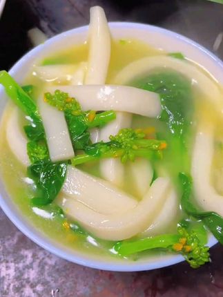 家人们,贵州饵块粑也叫年糕,拿来炒吃,烤吃,炸吃,煮红糖甜酒粑都太安逸了,还是小时候的味道#妈呀太香了 #贵州特产 #饵块粑 #年糕#家乡的味道